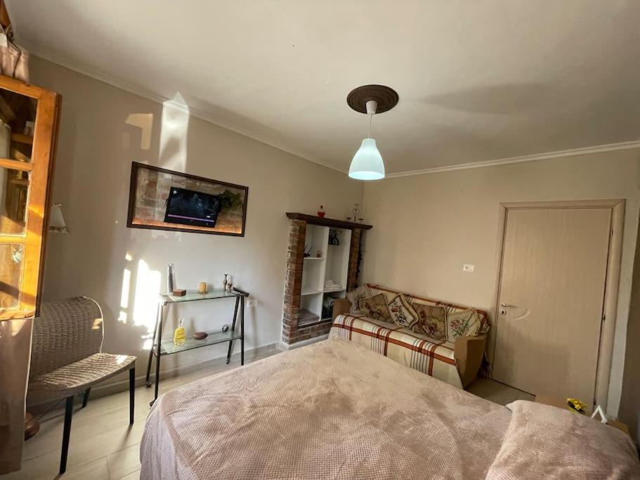 Central Cozy Apartment Old Train Station Tirana Bagian luar foto