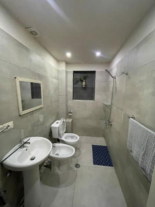 Central Cozy Apartment Old Train Station Tirana Bagian luar foto